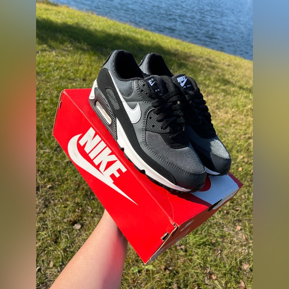 NWT Nike Air Max 90 Black Athletic Shoes Mens Size 8/Womans Size 9.5